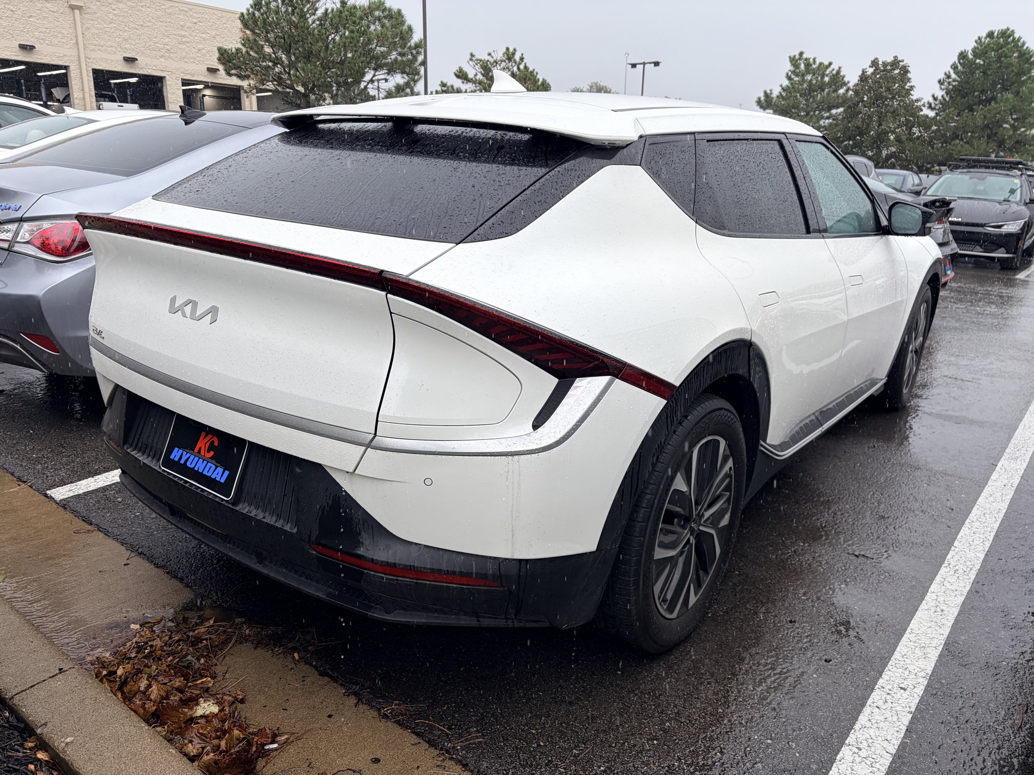 Used 2024 Snow White Pearl Kia Light Long Range image 5