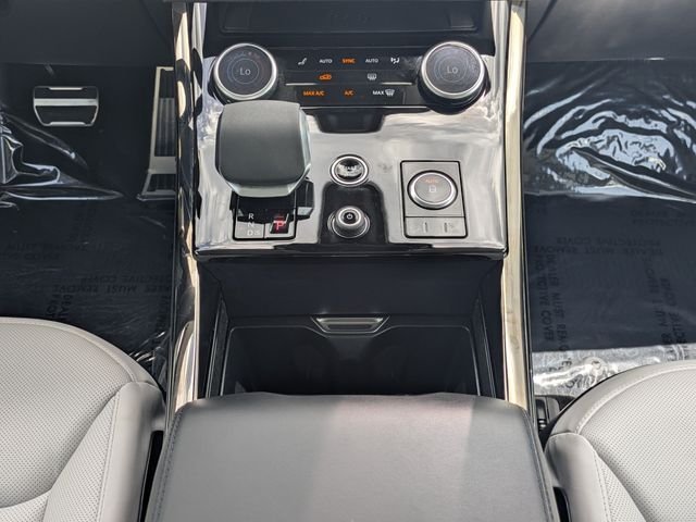 Used 2023 Black Land Rover SE Dynamic image 18