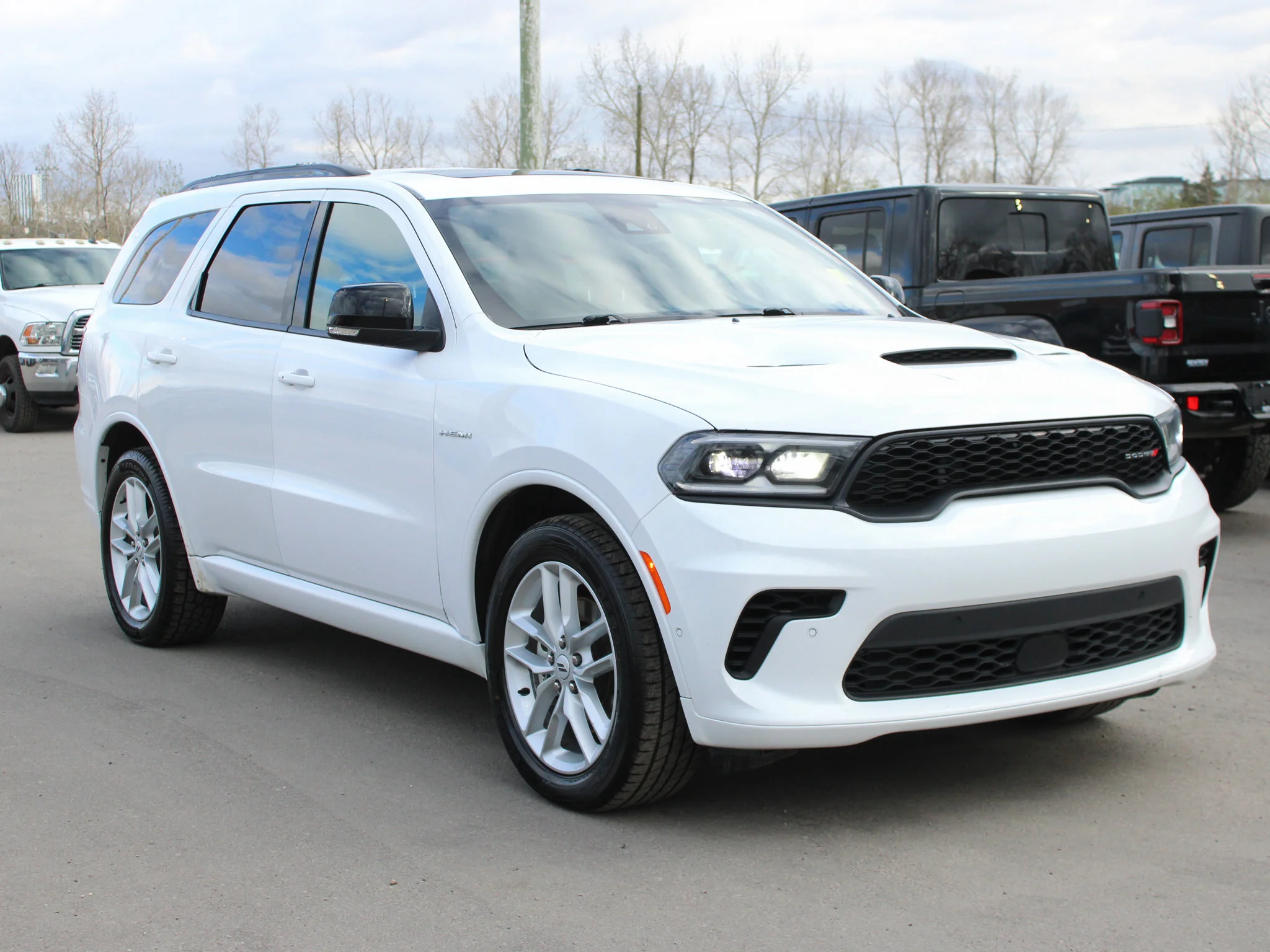 Certified Used 2025 White Dodge R/T * No Accidents | HEMI V8 | Heated/Vented Seats | Adaptive Cruise | Trailer Tow | Apple CarPlay image 9