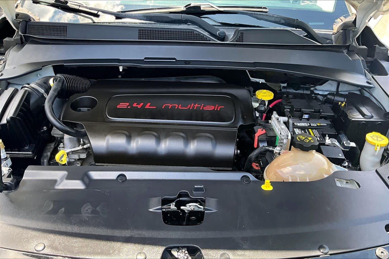 Used 2018 White Clearcoat Jeep Latitude image 30