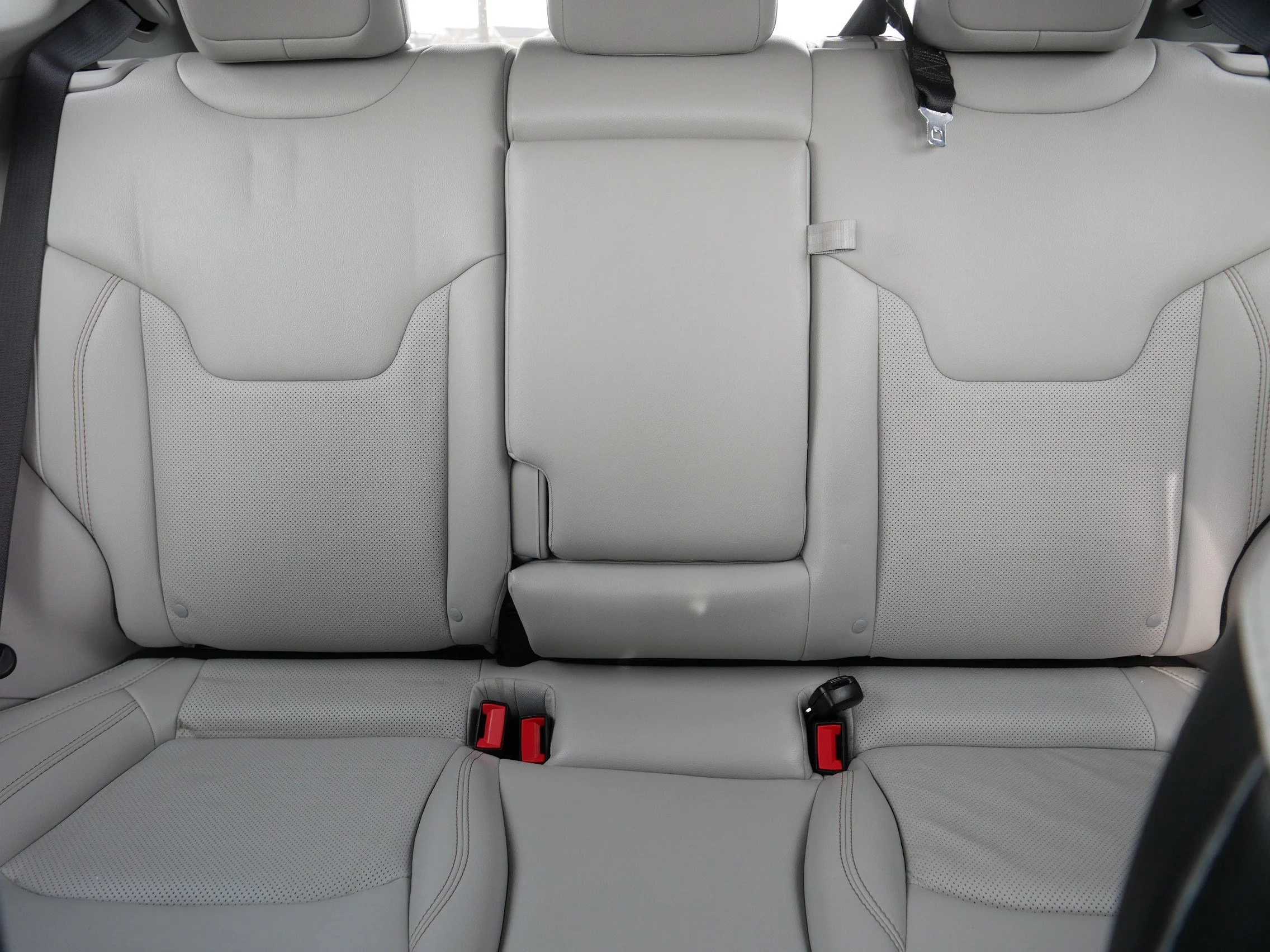 Used 2022 Velvet Red Pearlcoat Jeep Limited image 13