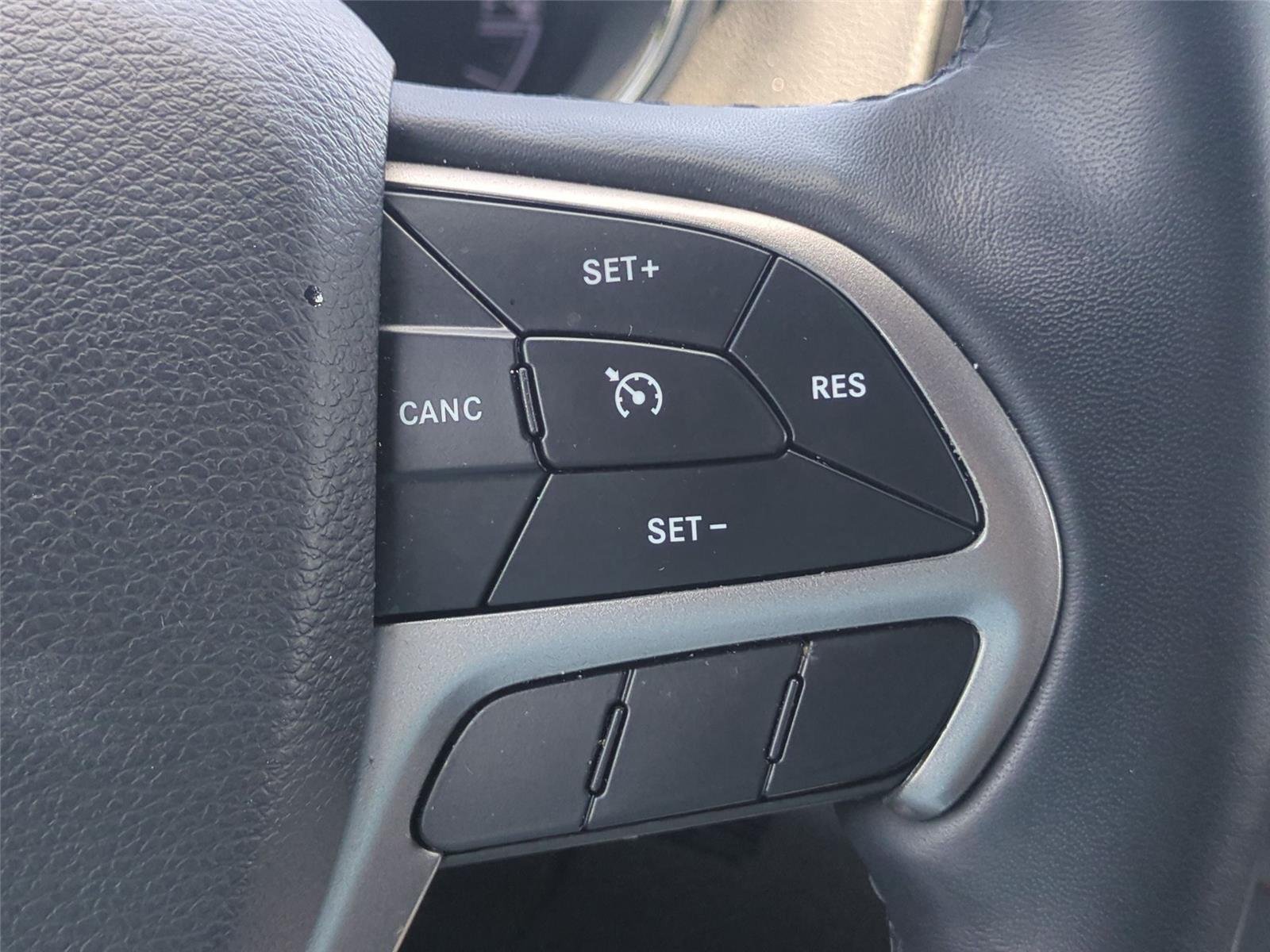Used 2022 Diamond Black Crystal Pearlcoat Jeep Laredo X image 21