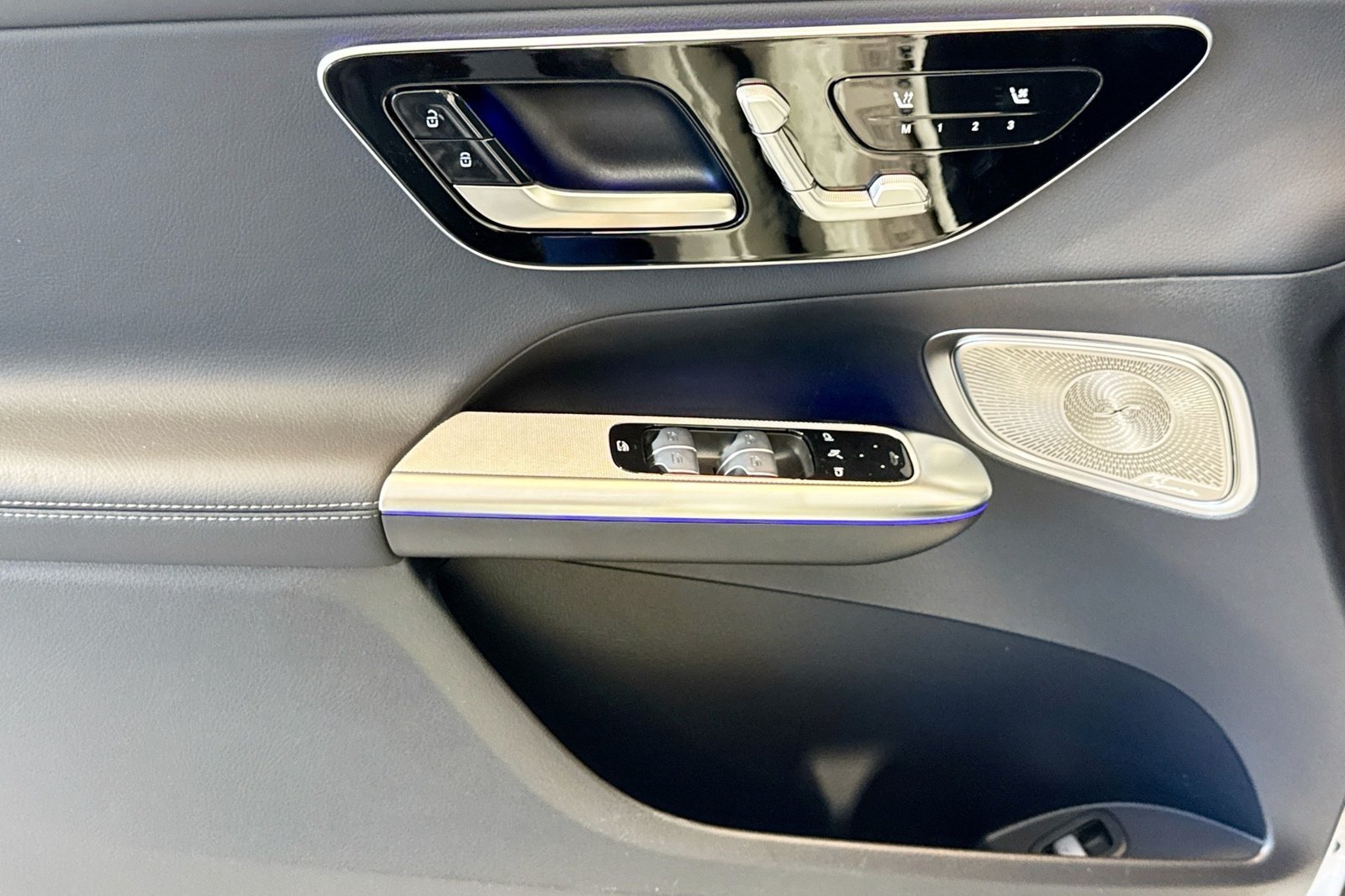 New 2026 Polar White Mercedes-Benz GLC 300 image 16