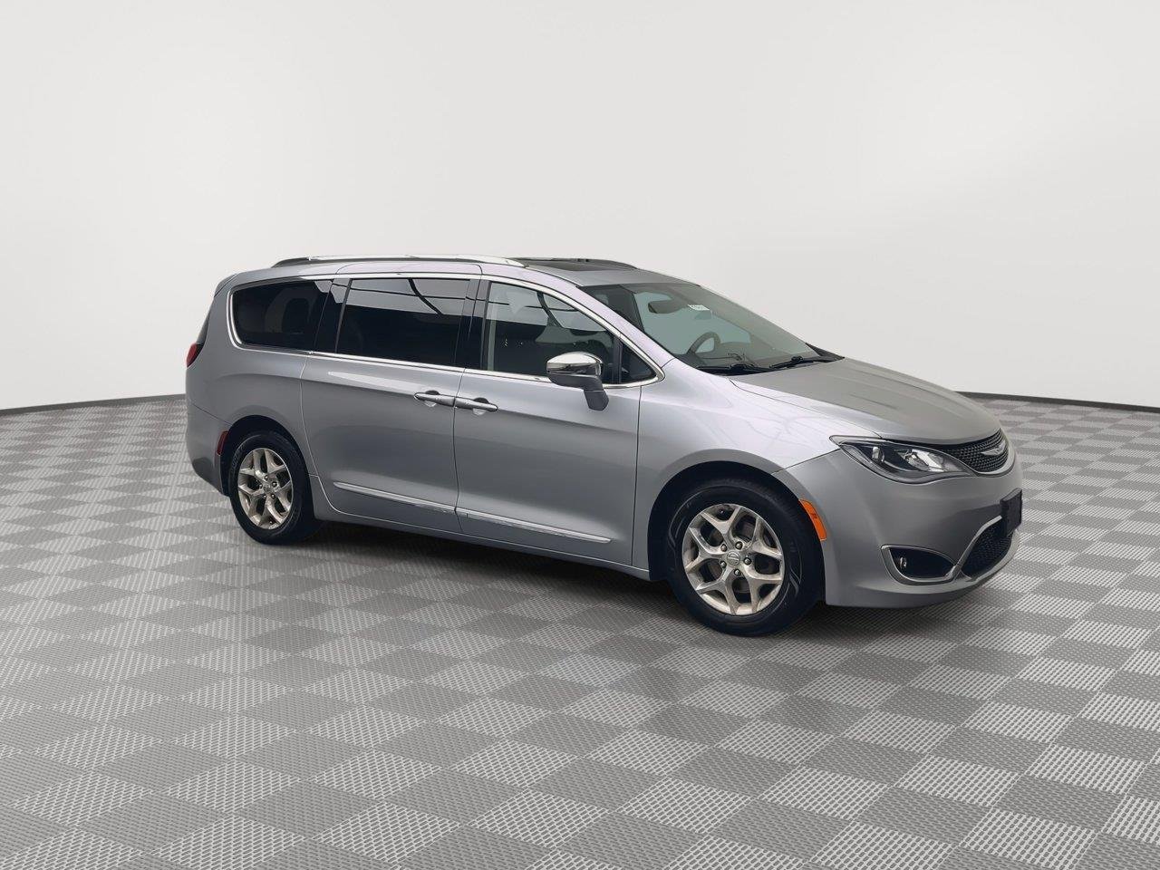 Used 2018 Billet Silver Metallic Clearcoat Chrysler Limited image 43