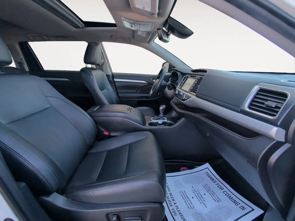 Used 2019 White Toyota XLE image 15