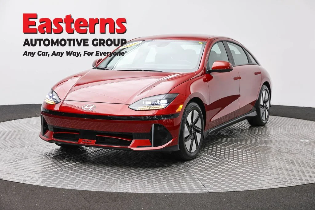 Used 2024 Red Hyundai SE image 1