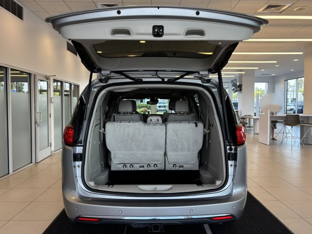 Used 2017 Silver Chrysler Limited image 9