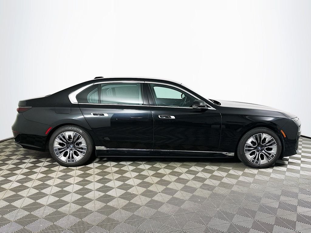 Used 2023 Black Sapphire Metallic BMW xDrive60 image 4
