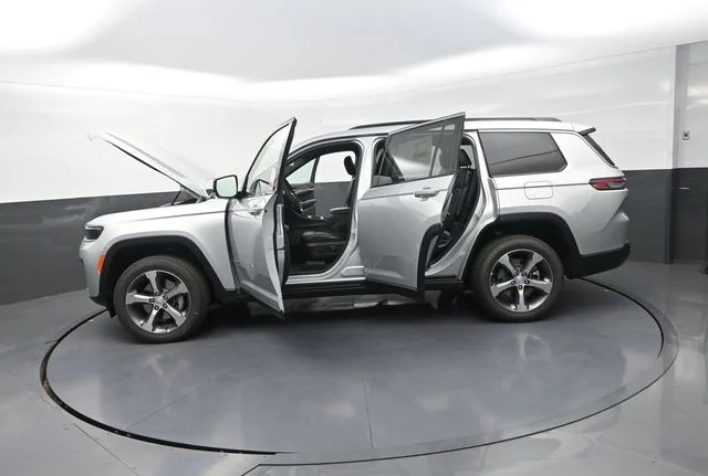 New 2026 Silver Zynith Exterior Paint Jeep Limited image 32