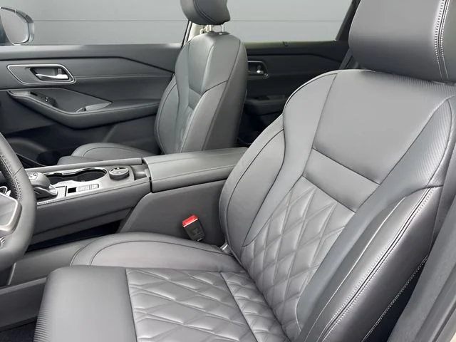 New 2026 Champagne Silver Metallic / Super Black Two-tone Nissan Platinum image 21