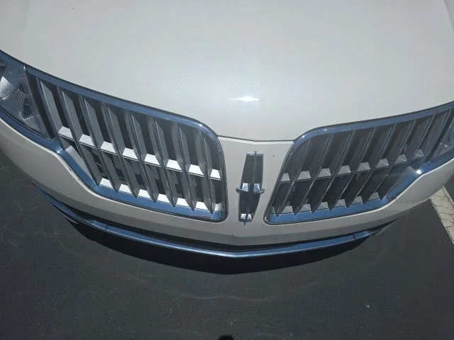 Used 2011 White Lincoln Base image 10