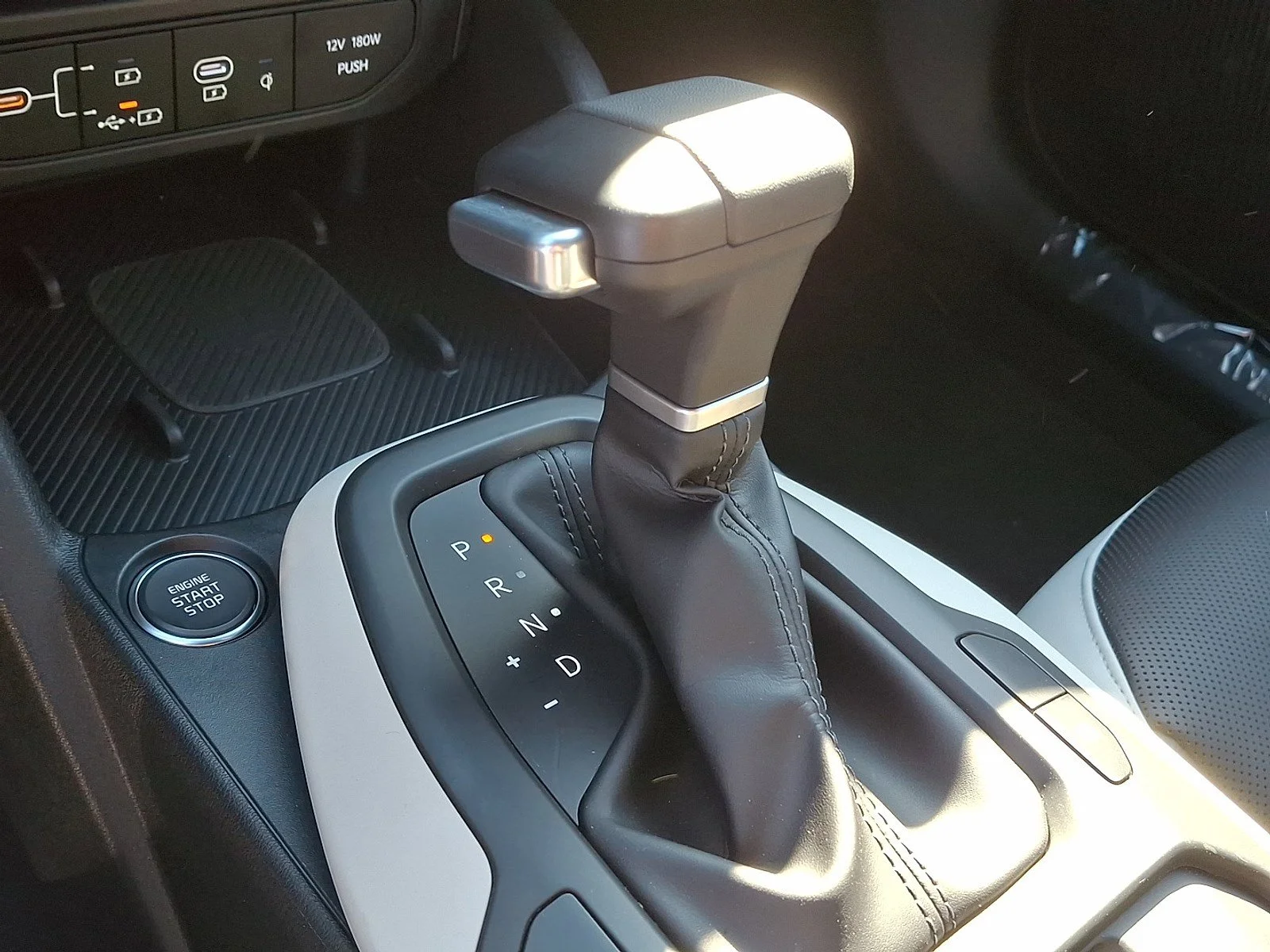 2025 Kia K4 GT-Line Turbo - Photo 8