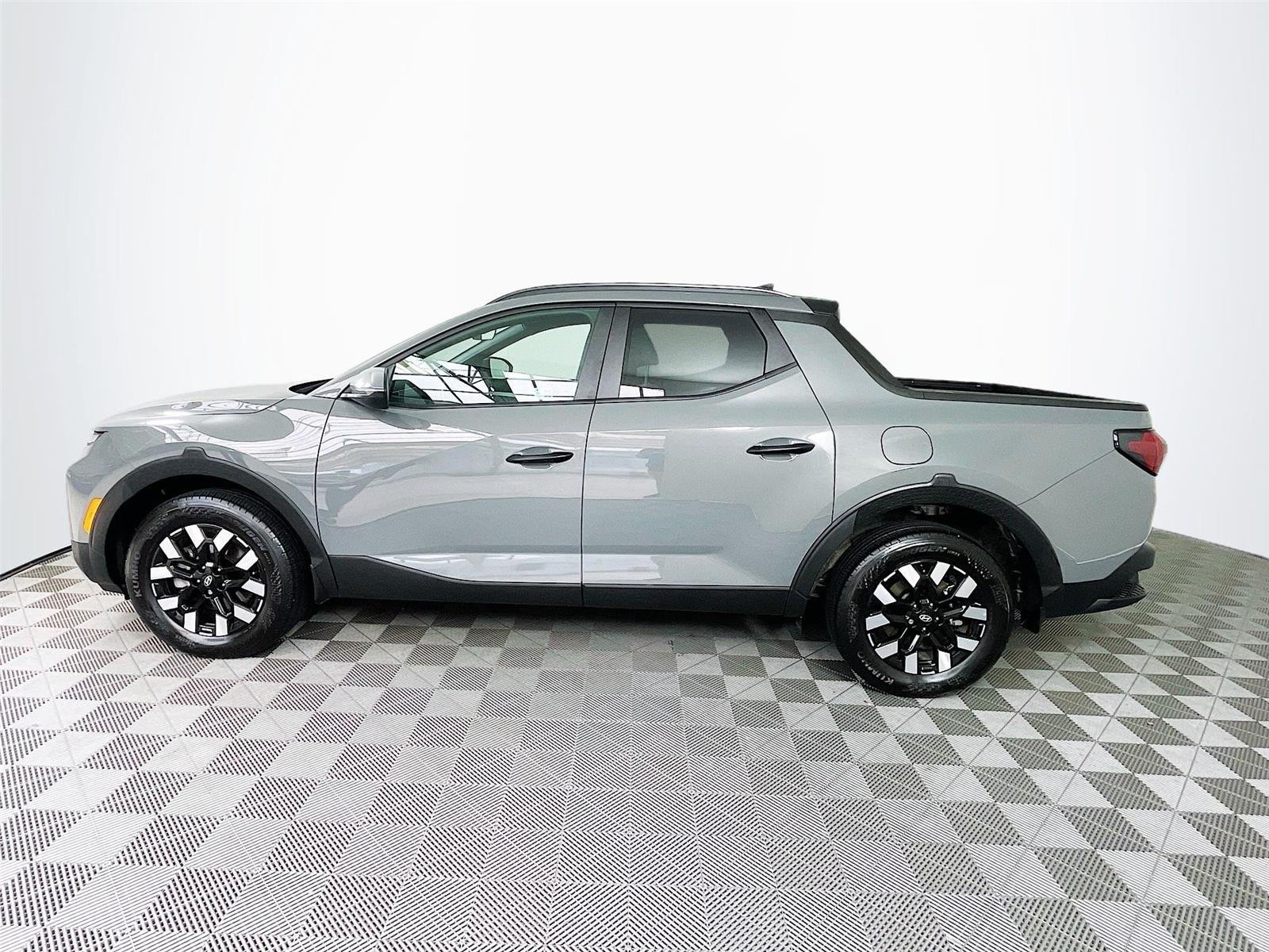 Used 2025 Hampton Gray Hyundai SEL Activity image 4
