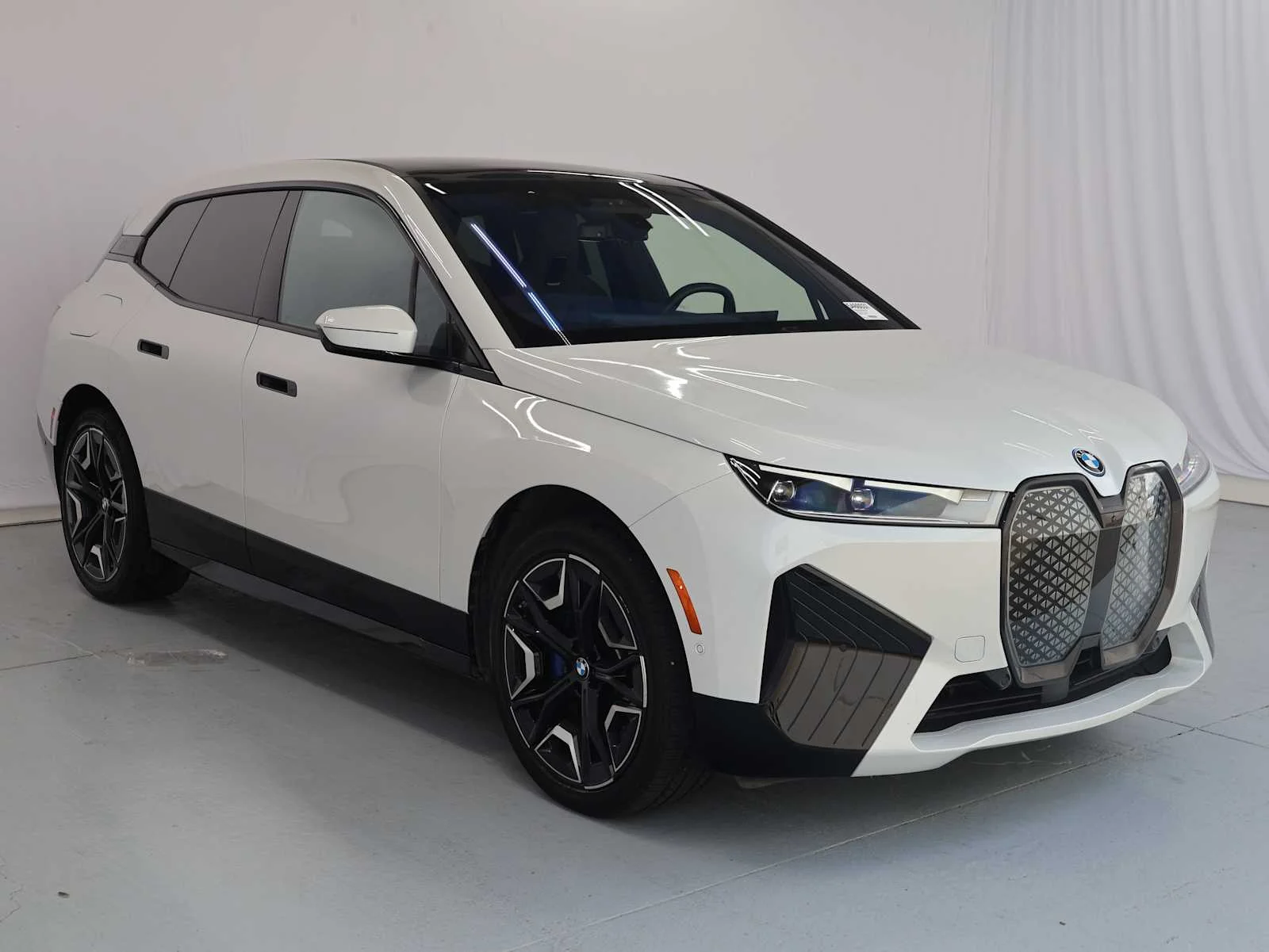 Used 2024 Mineral White Metallic BMW xDrive50 image 5