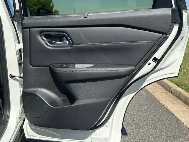 Used 2025 White/off-white Nissan SL image 22