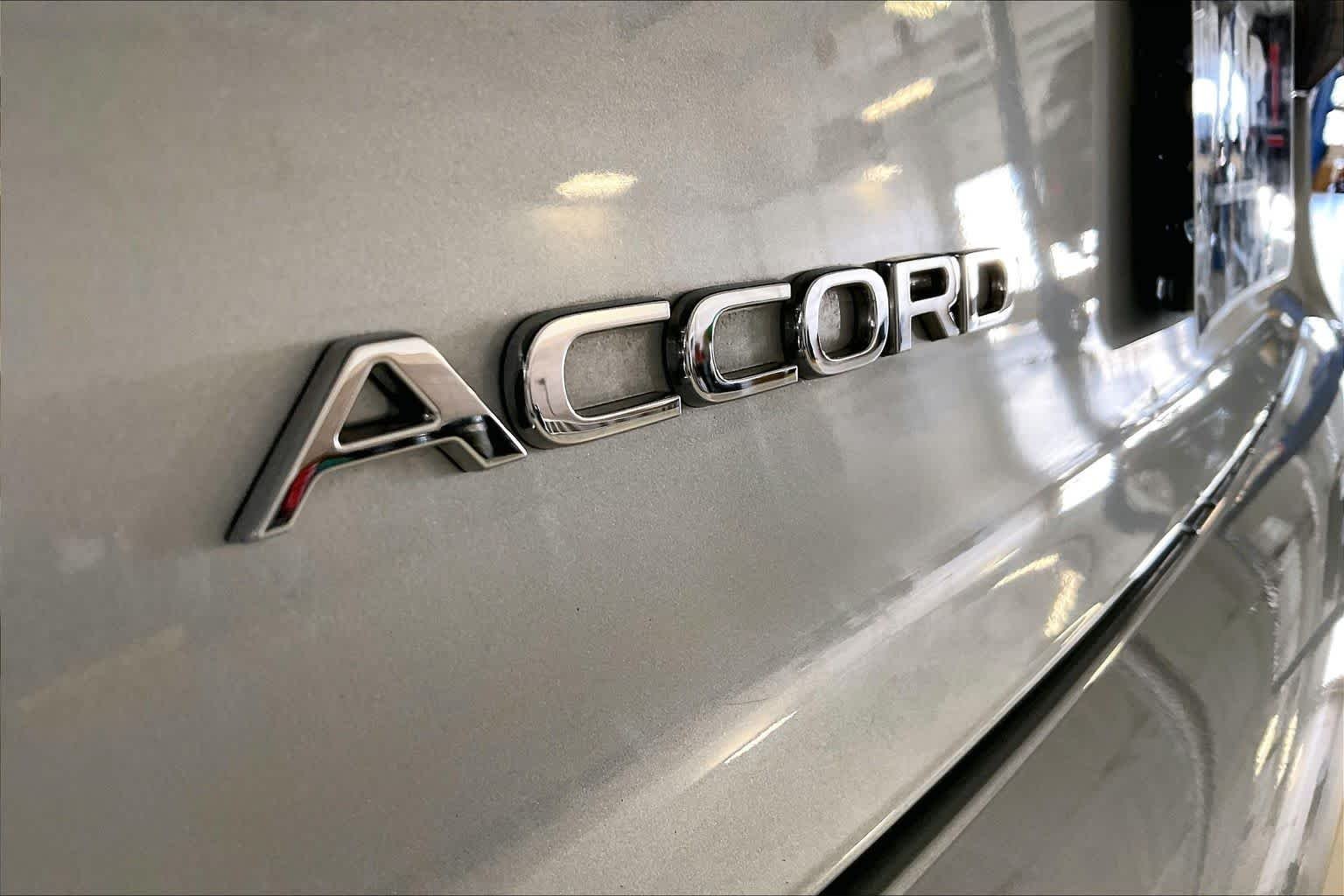 Used 2025 Solar Silver Metallic Honda SE image 9