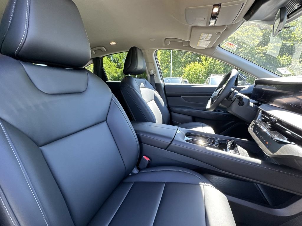 Used 2025 White Nissan SV image 27