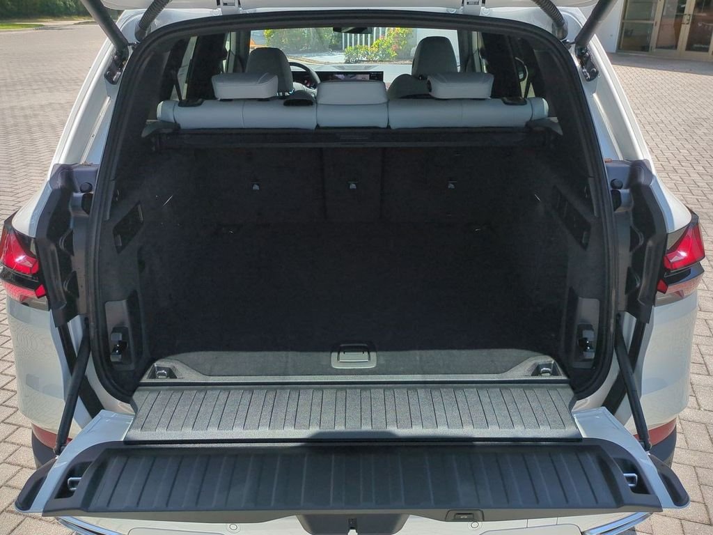 New 2026 White Metallic BMW xDrive40i image 13
