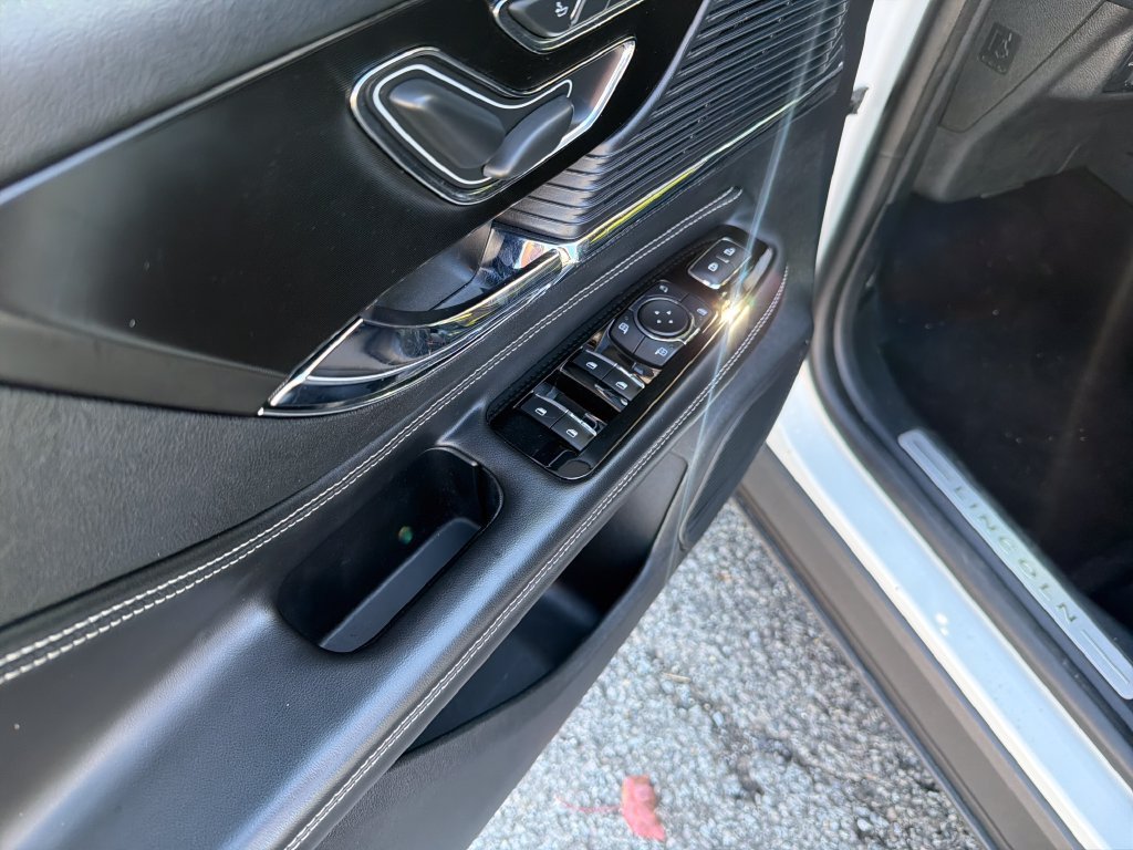 Used 2020 White Lincoln Standard image 12