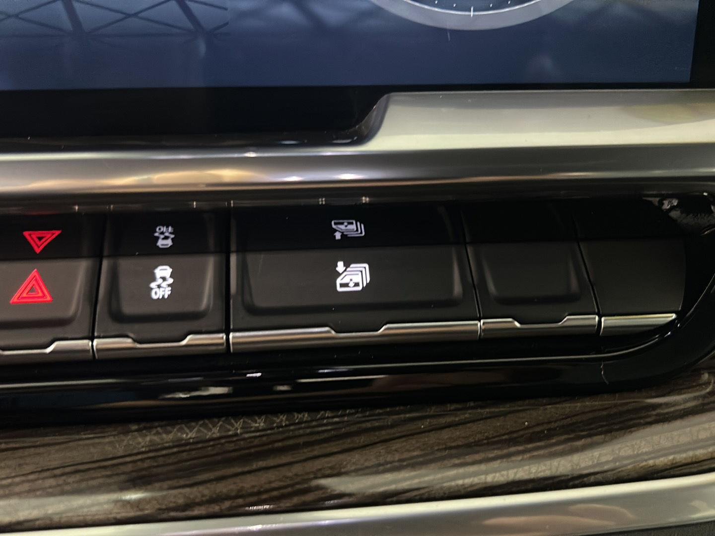 Used 2024 Onyx Black GMC Elevation image 28