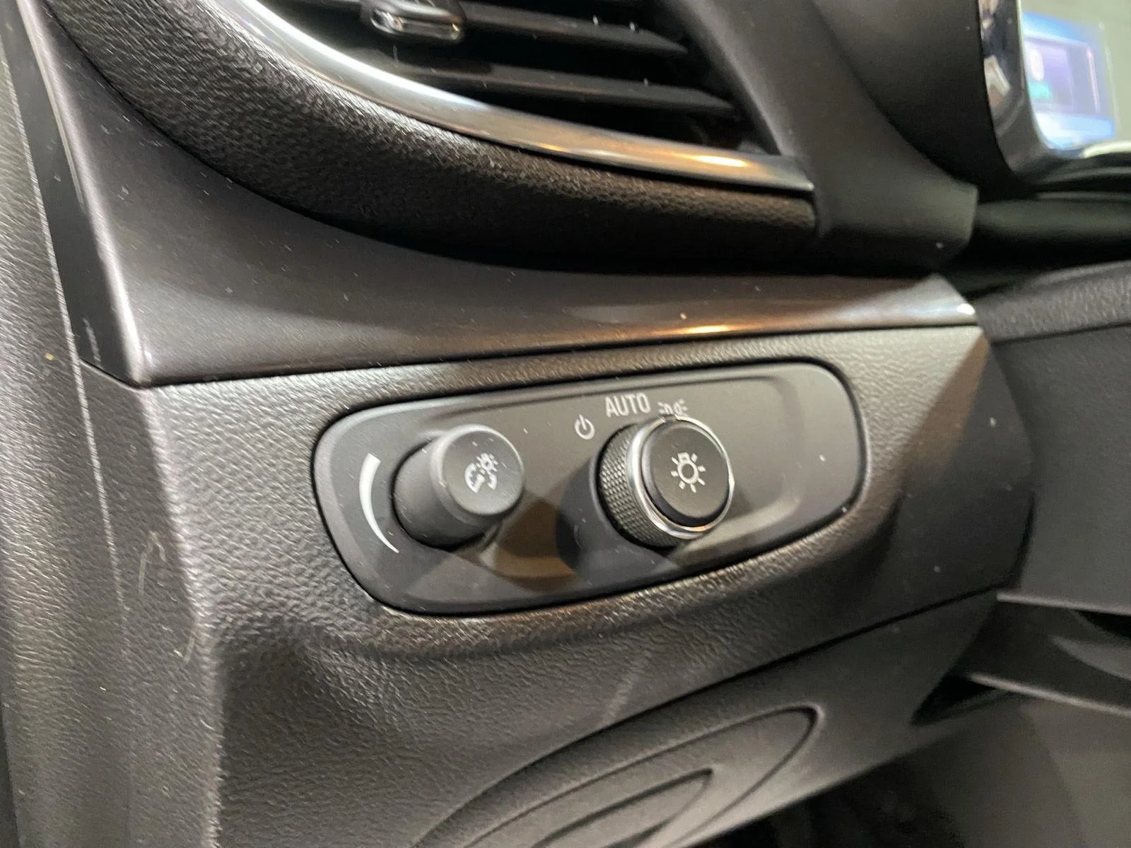 Used 2020 Ebony Twilight Metallic Buick Preferred image 19