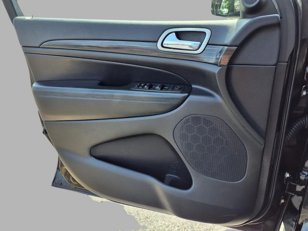 Certified Used 2021 Black Jeep Laredo X image 18