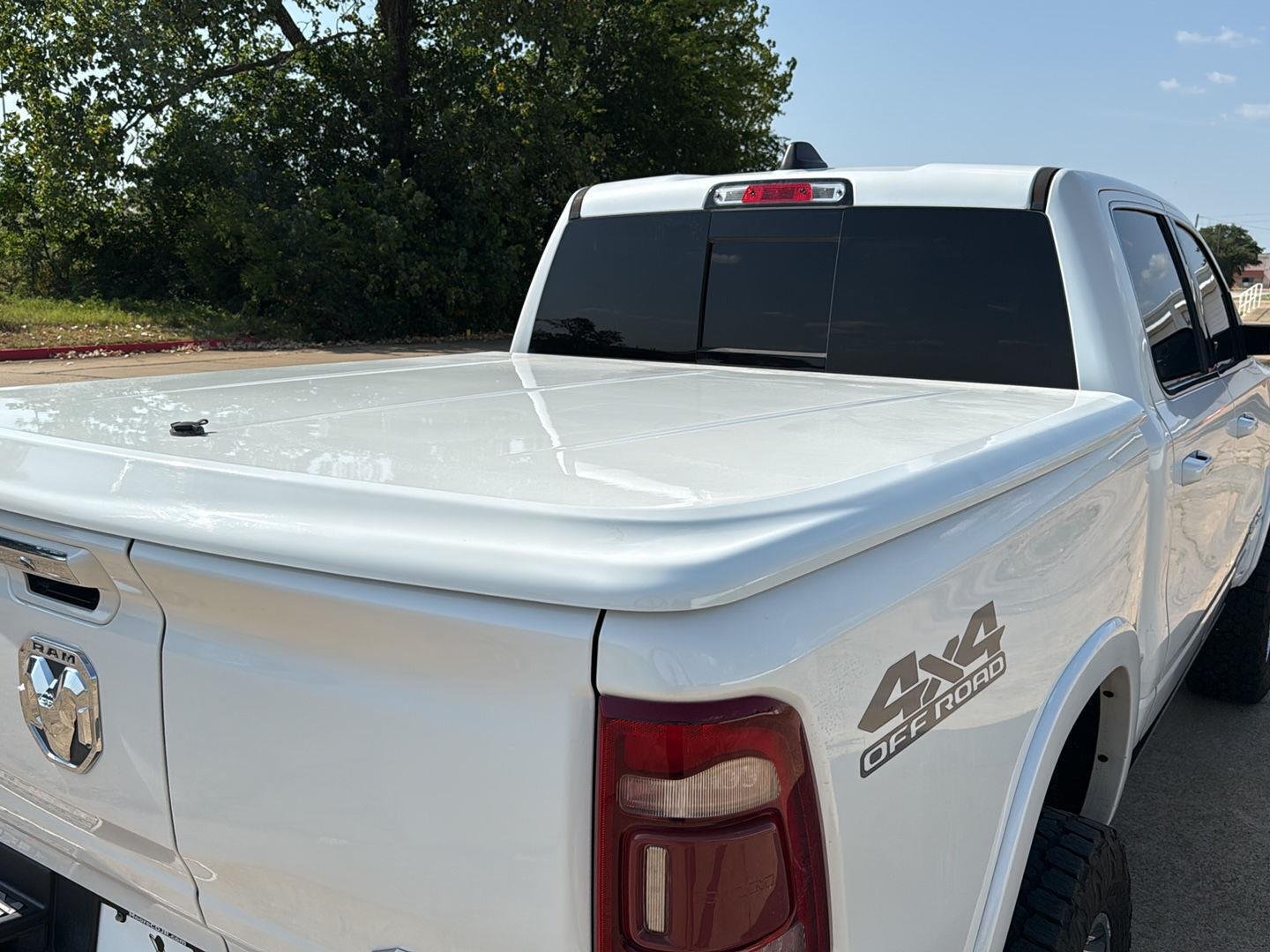 Used 2020 Ivory White Tri-Coat Pearlcoat Ram Longhorn image 39