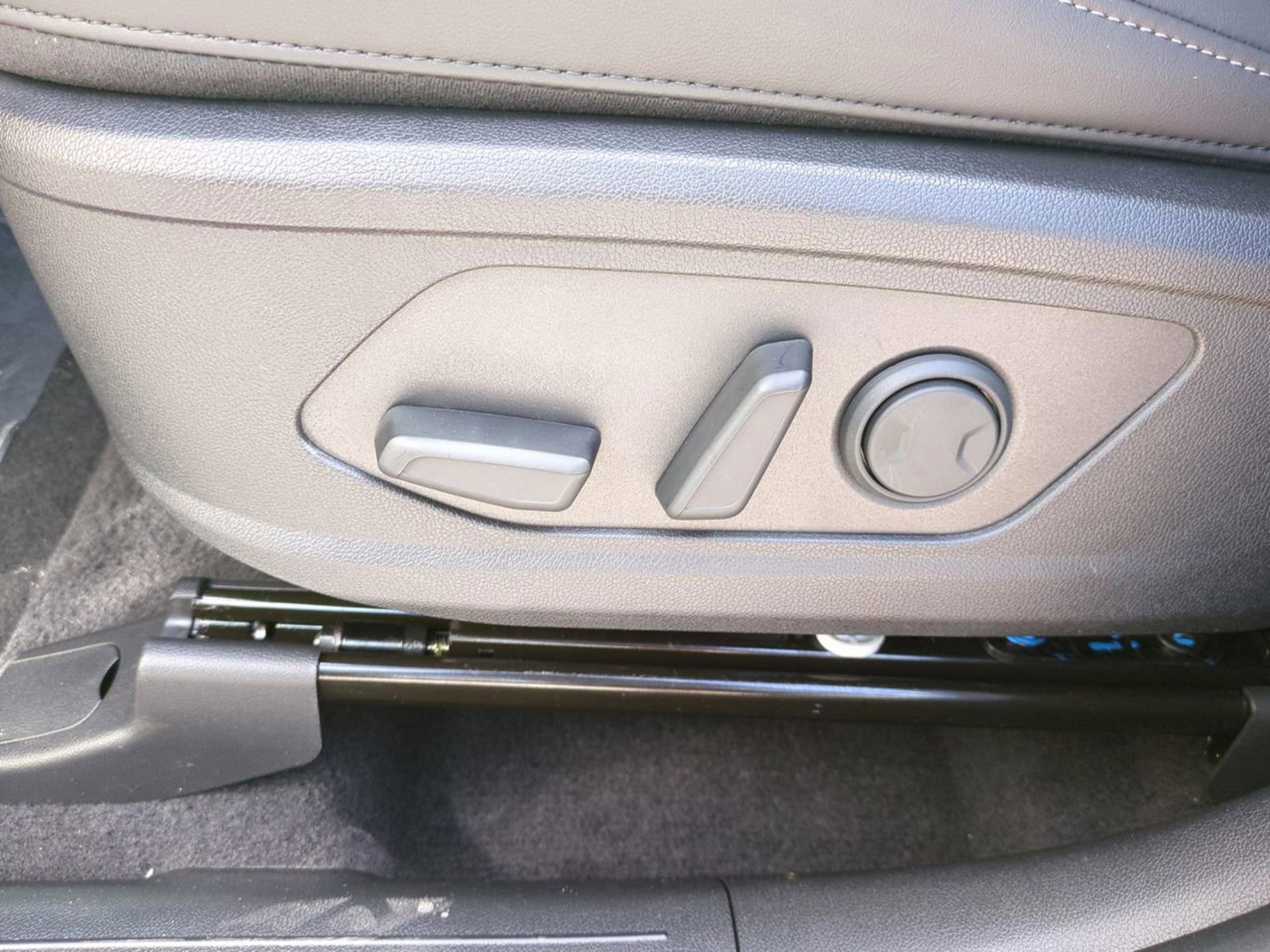 New 2026 Ivory Silver Kia EX image 24