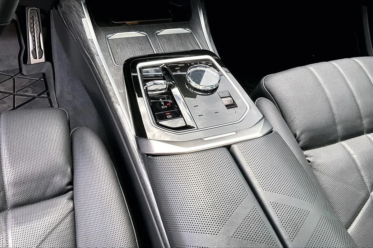 Used 2024  BMW xDrive image 18