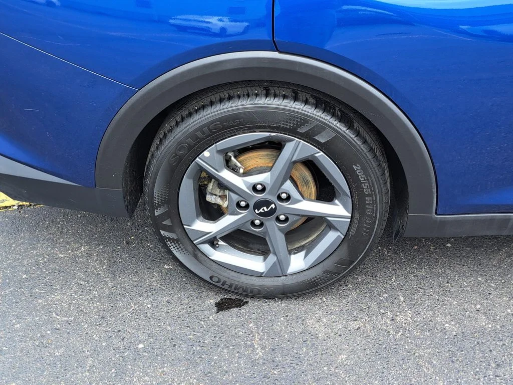 Used 2025 Blue Kia LXS image 6