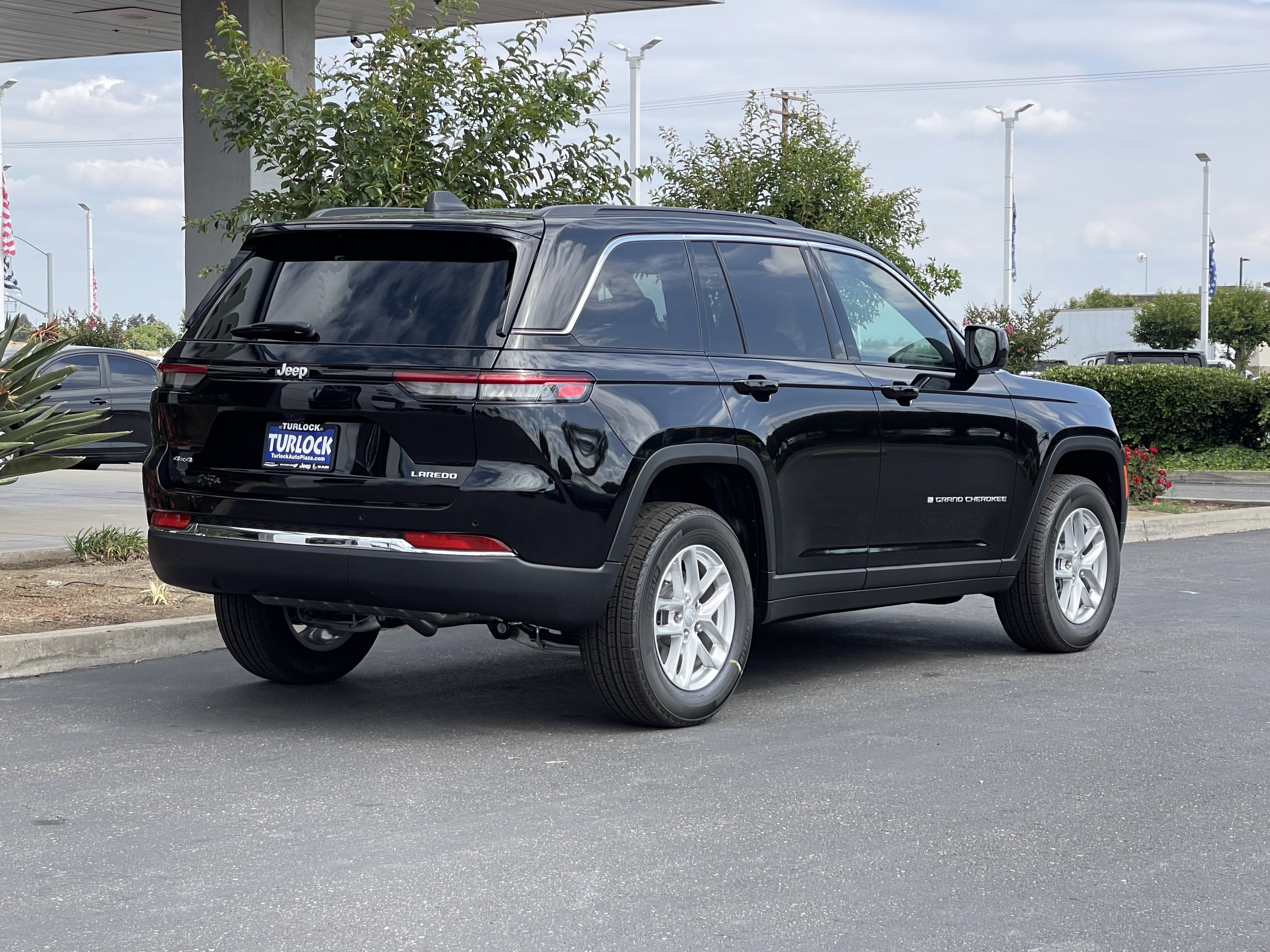 New 2026 Diamond Black Crystal Pearl-Coat Exterior Paint Jeep Laredo image 5