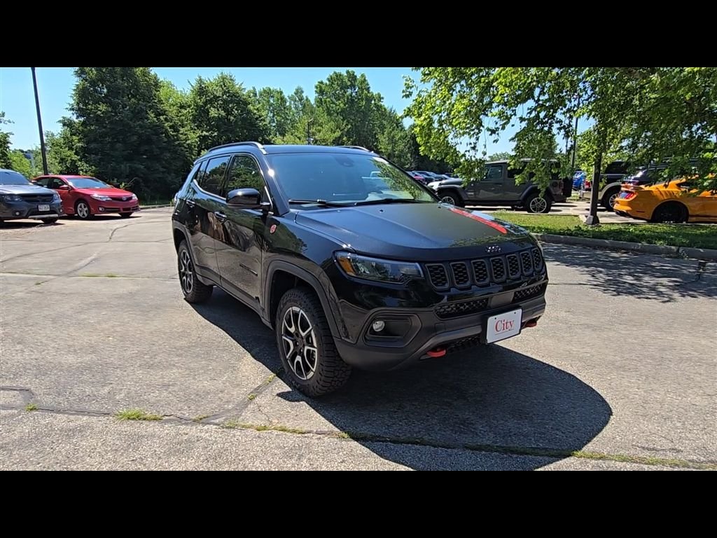 New 2026 Diamond Black Crystal Pearl-Coat Exterior Paint Jeep Trailhawk image 2