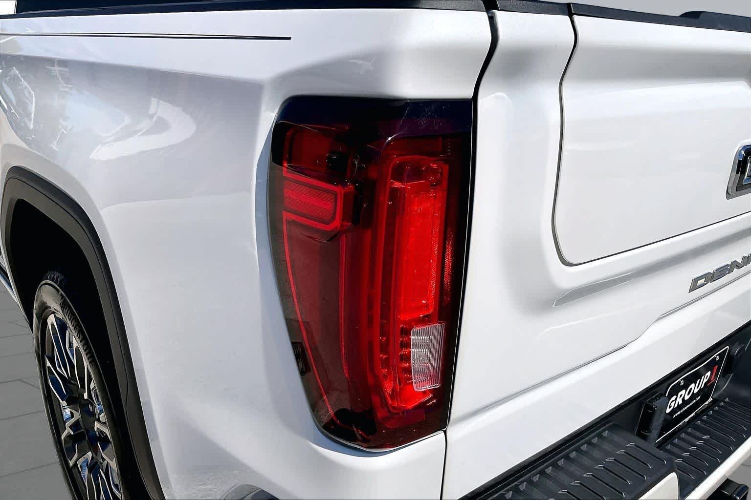 Used 2025 White Frost Tricoat GMC Denali Ultimate image 29