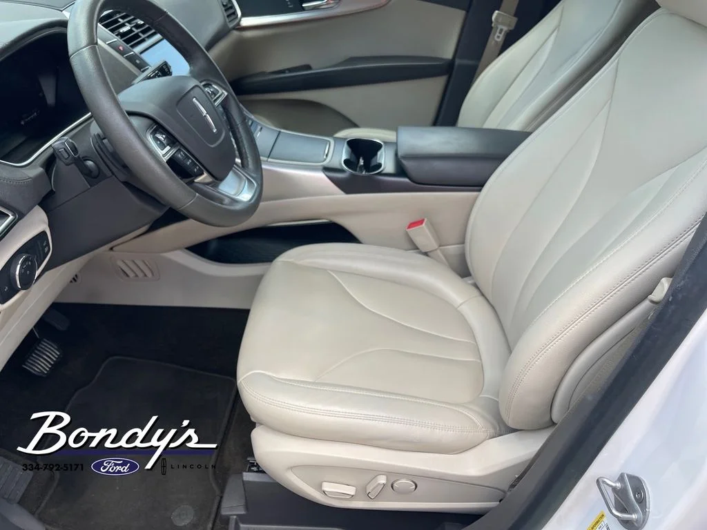 Used 2019 White Platinum Clearcoat Metallic Lincoln Standard image 10