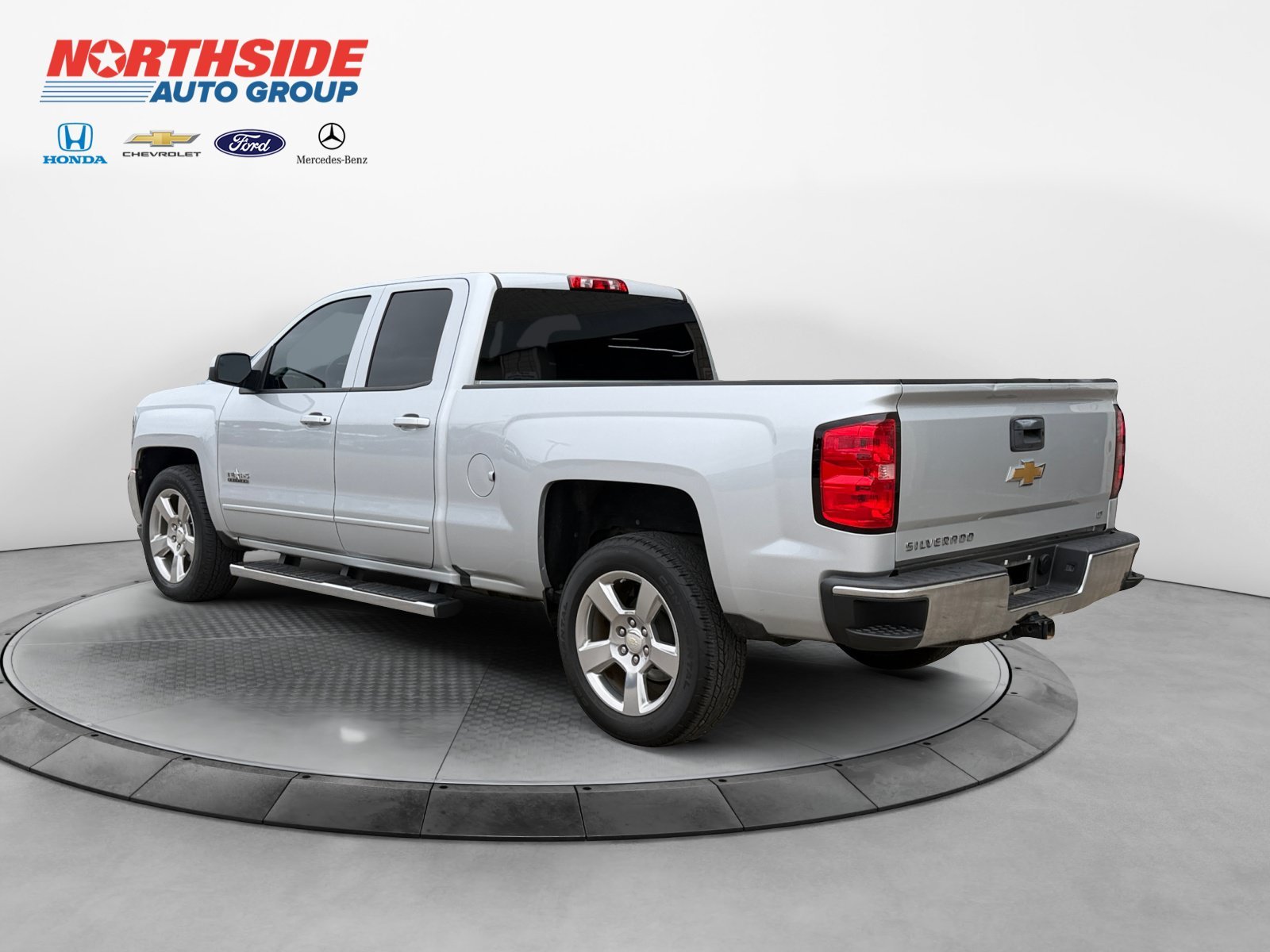 Used 2018 Silver Ice Metallic Chevrolet LT image 5