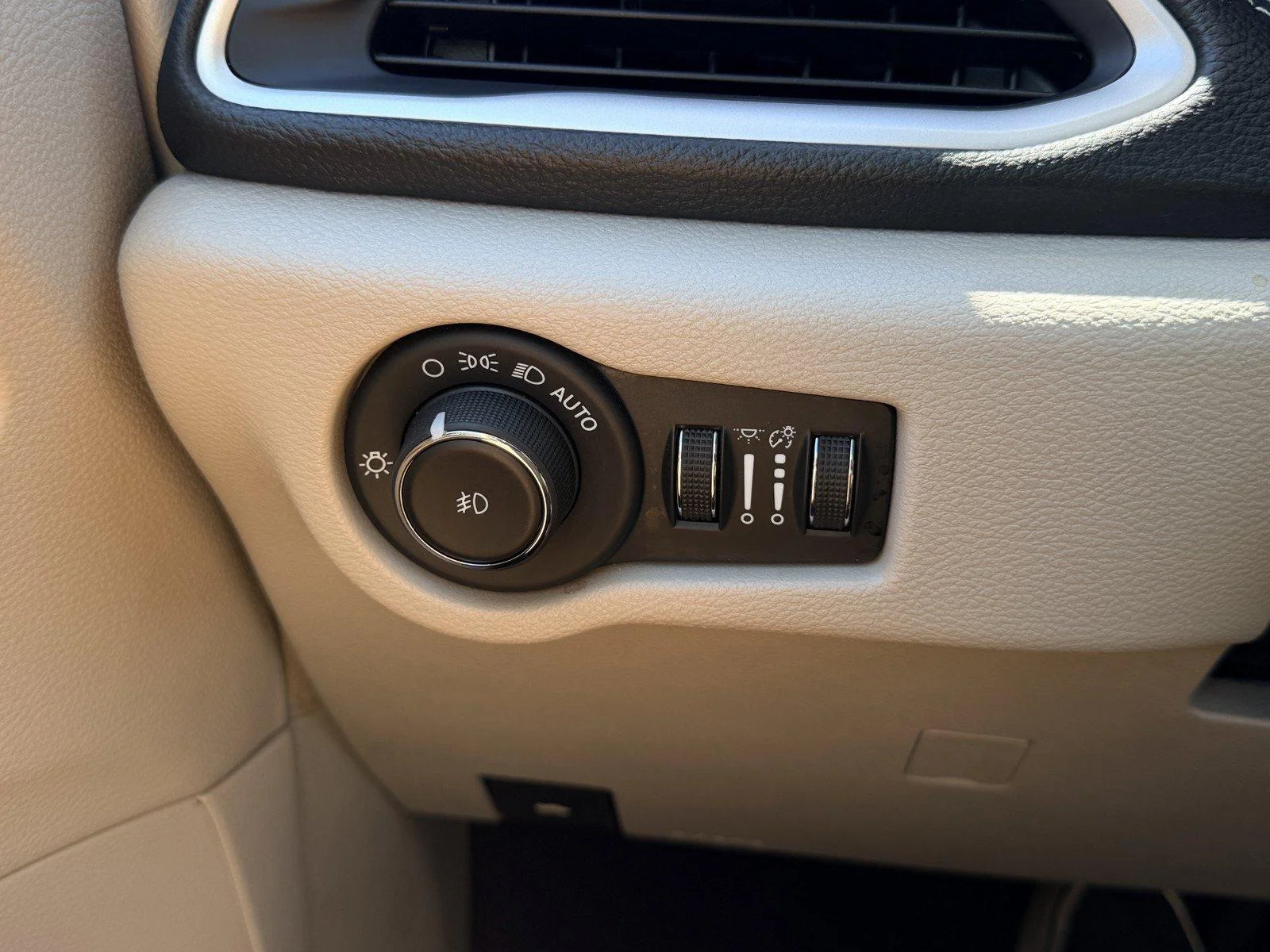 Used 2024 Silver Mist Clear Chrysler Hybrid Select image 27
