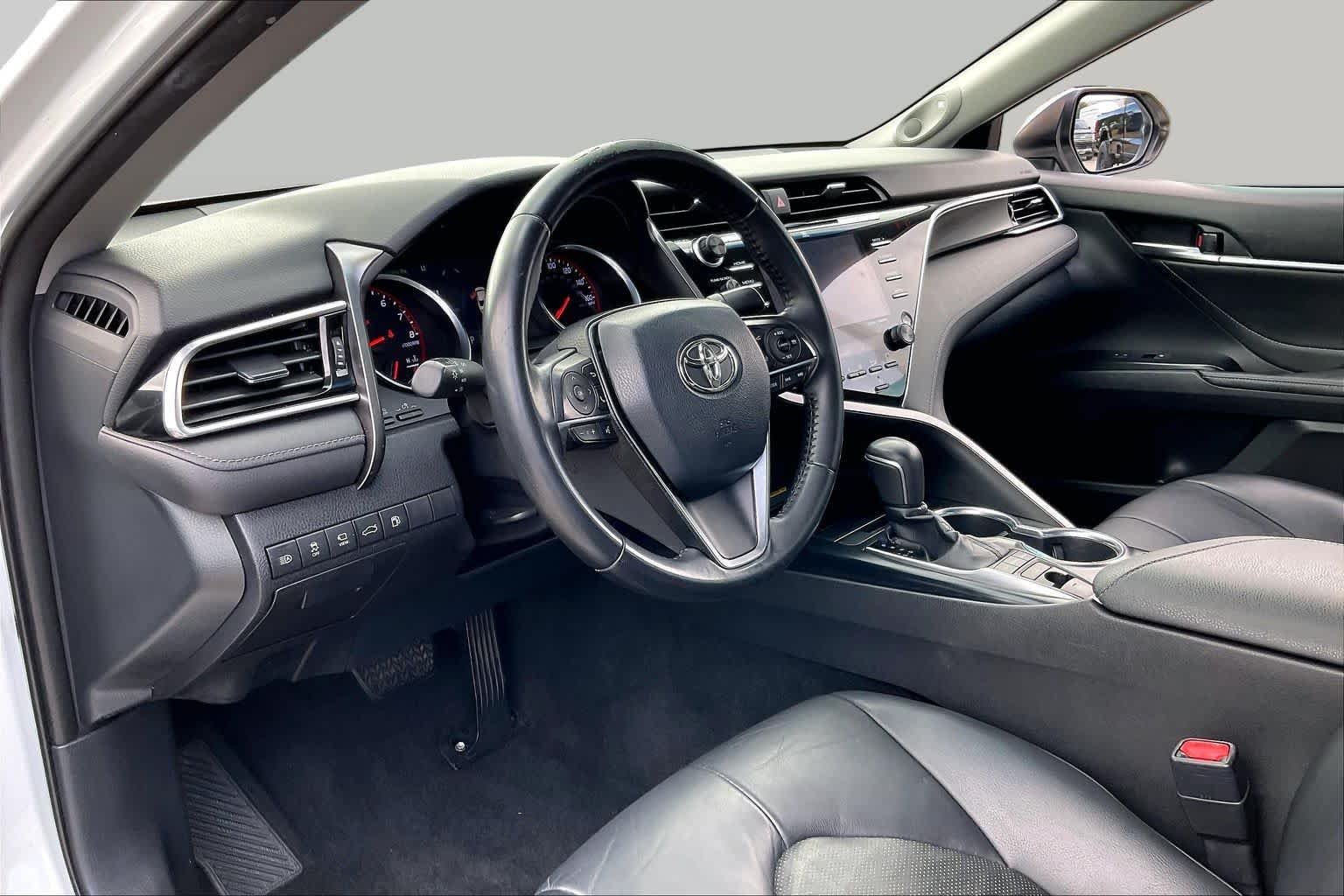 Used 2018 Wind Chill Pearl Toyota XSE V6 image 16