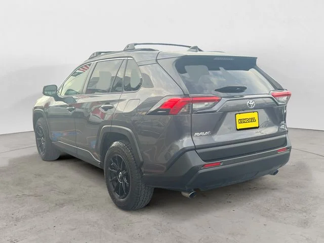 Used 2019 Gray Toyota XLE Premium image 3