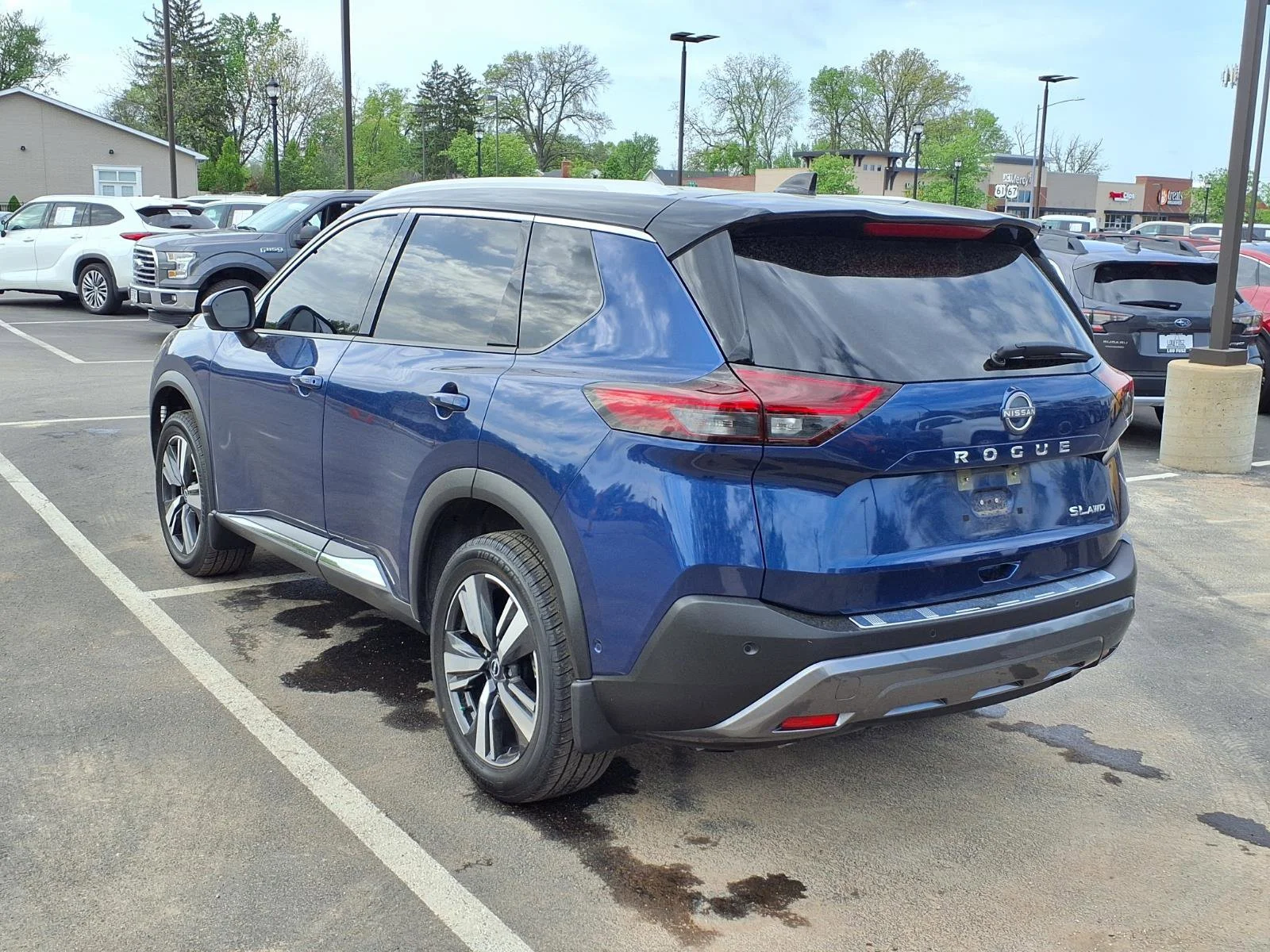 Used 2023 Caspian Blue Metallic/Super Black Nissan SL image 3