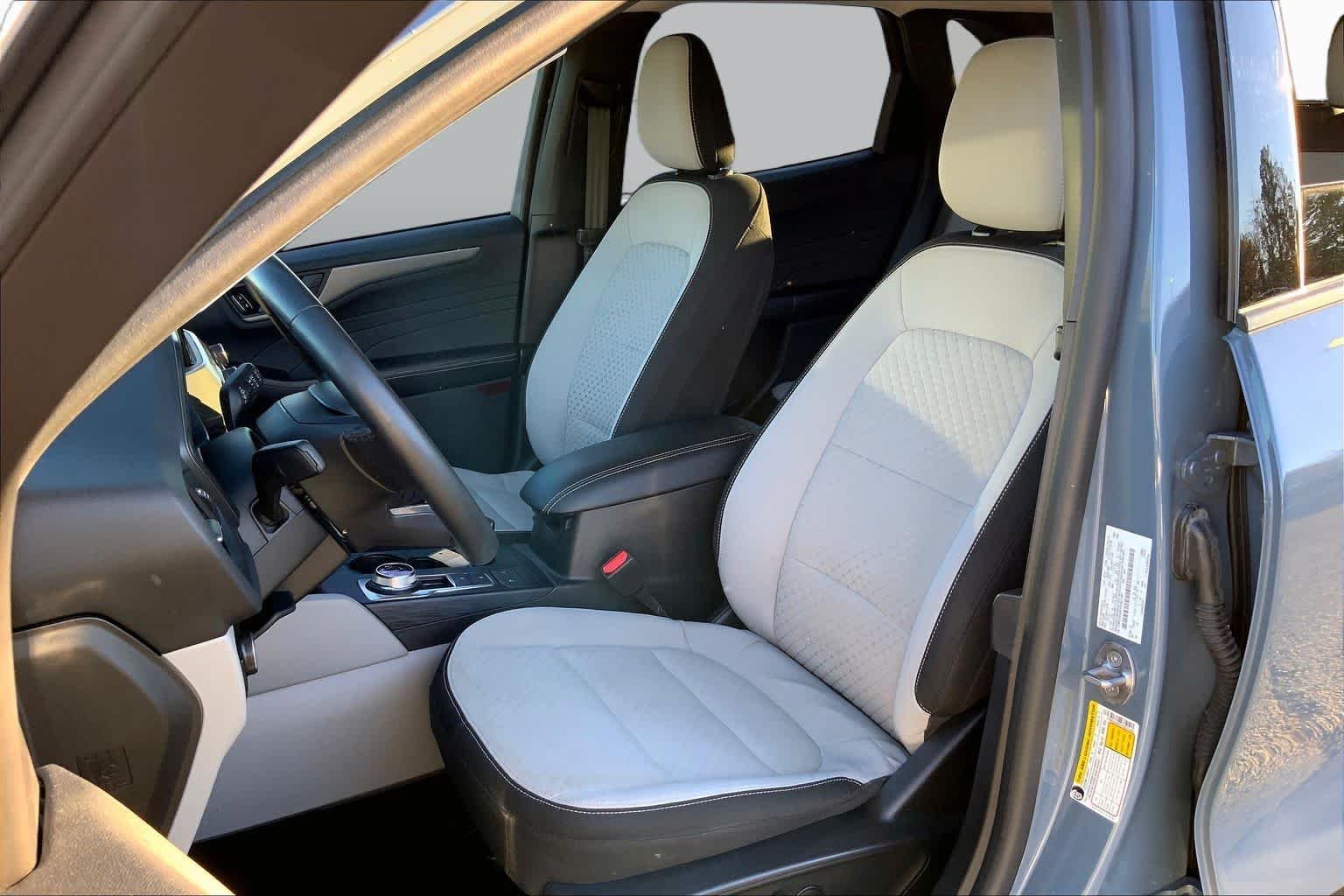 Used 2023 Vapor Blue Metallic Ford Active image 7