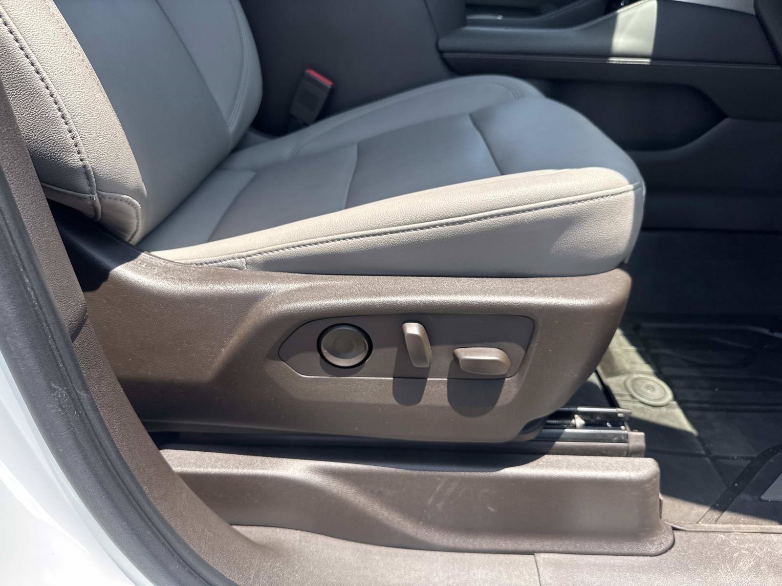 Used 2022 White Chevrolet Z71 image 37