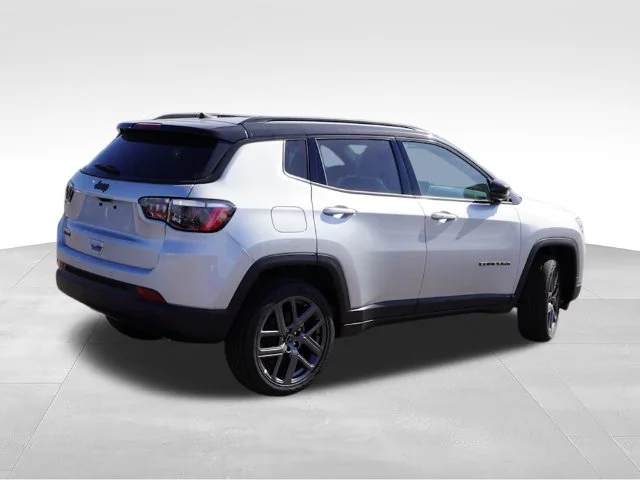New 2026 Silver Zynith Metallic Clear-Coat Exterior Paint Jeep Limited image 3