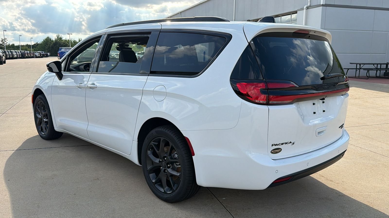 New 2027 Bright White Clear-Coat Exterior Paint Chrysler Limited image 7