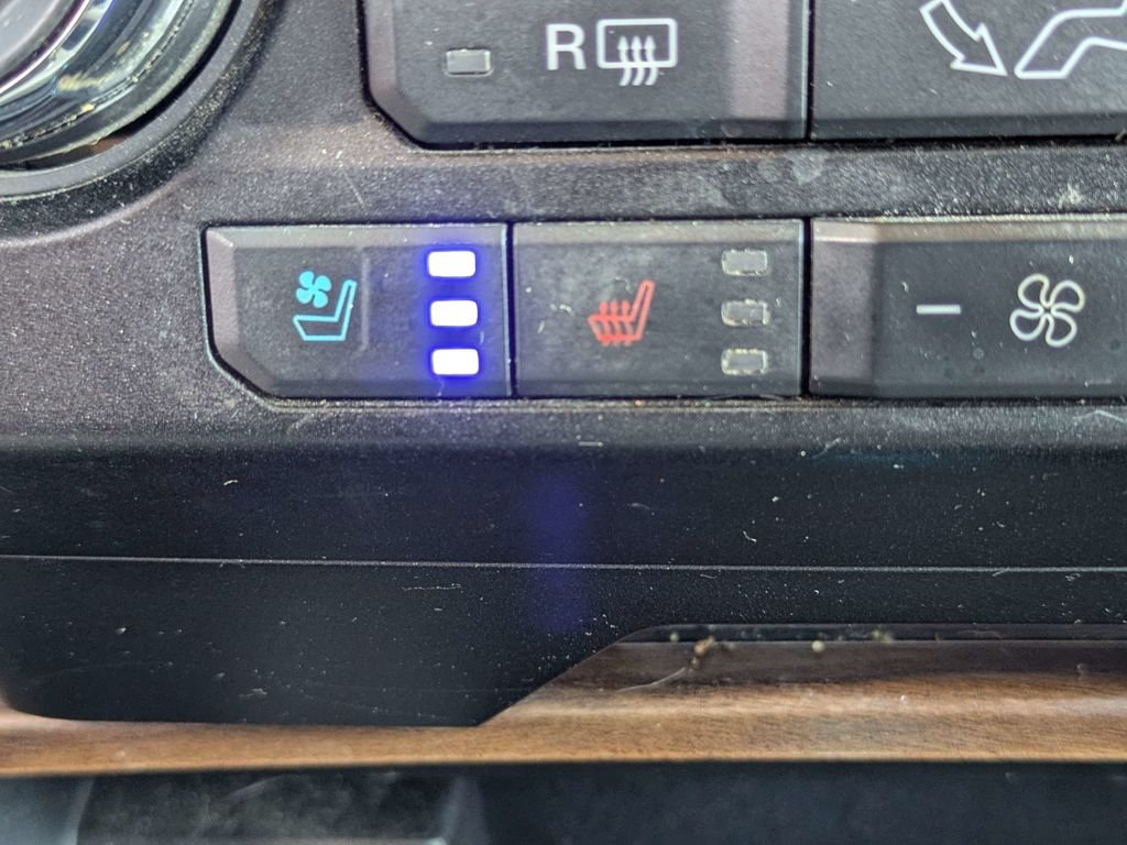 Used 2020 White Ford Lariat image 23