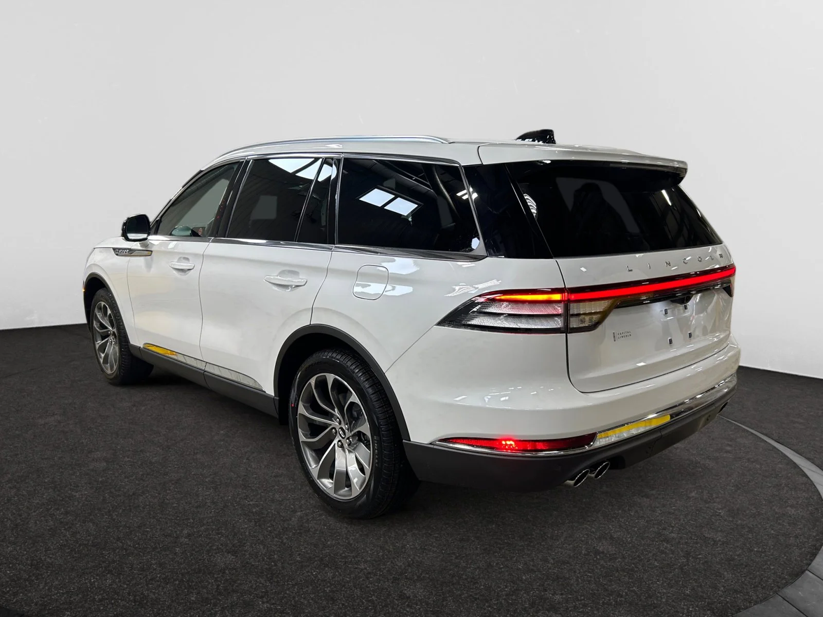 New 2026 Pristine White Metallic Tri-Coat Lincoln Reserve image 3