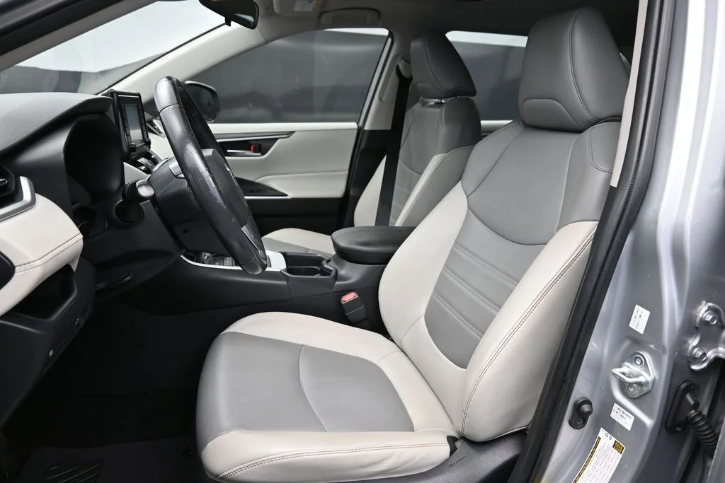 Used 2020 Silver Toyota XLE Premium image 11