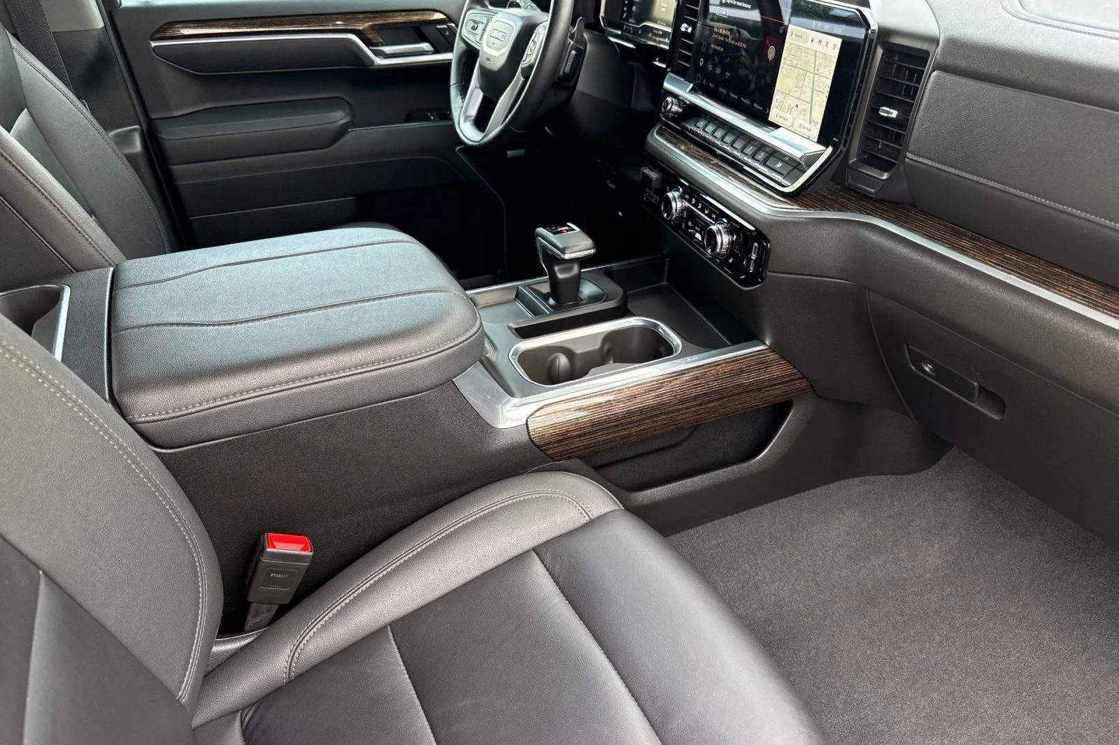 Used 2025  GMC Elevation image 14