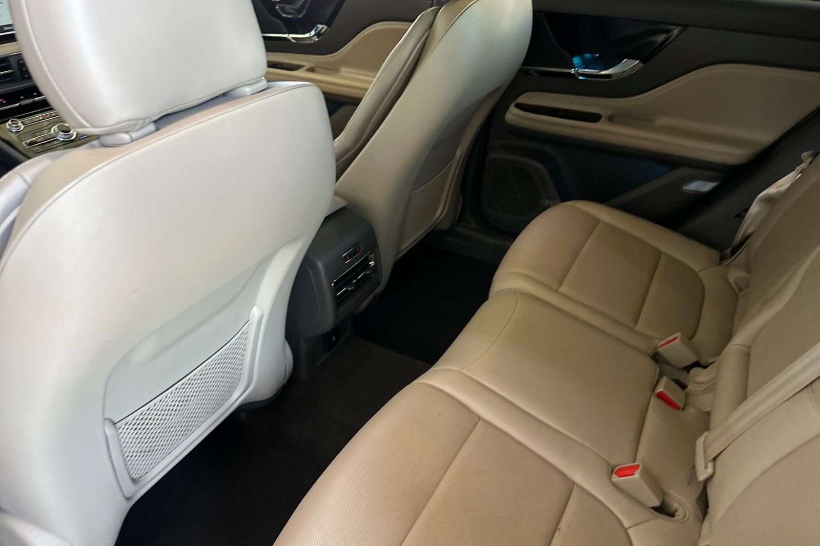 Used 2022 White Lincoln Standard image 12