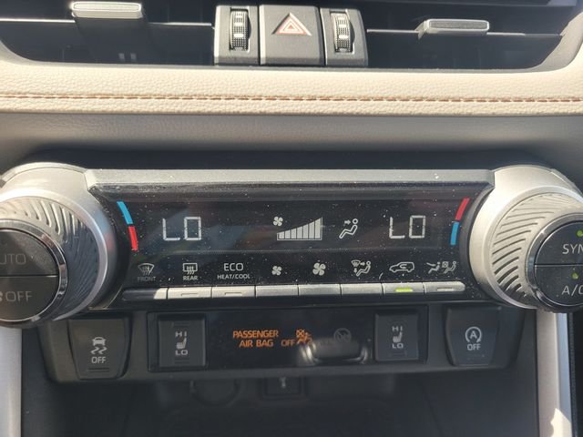 Used 2020  Toyota XLE Premium image 25