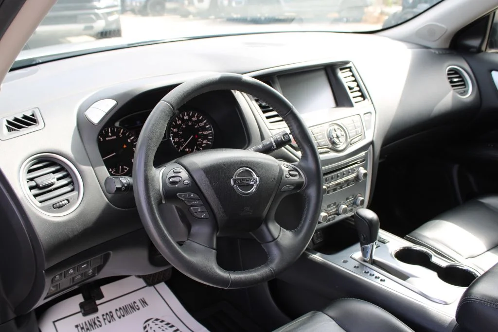 Used 2018 Silver Nissan SL image 31